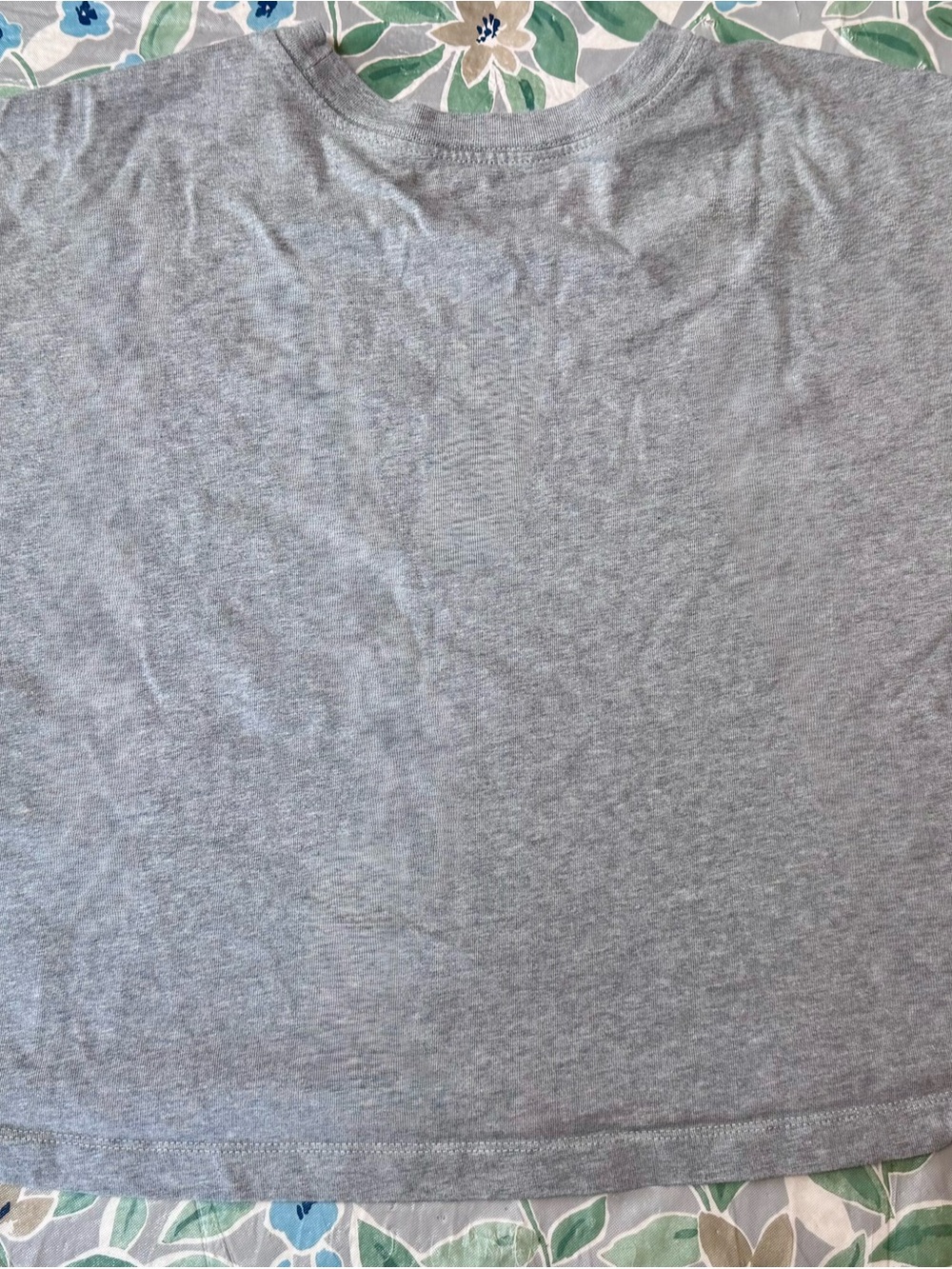 Nike Women’s Light Gray Short Sleeve Crop Top - Picture 4 of 6